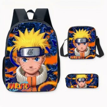 Foto di uno zaino Naruto, con nero, blu e arancione come colori principali. Si può vedere il volto di Naruto sulla parte anteriore della borsa, vestito con il suo cappotto blu, arancione e beige e con una fascia blu con una toppa grigia. I suoi capelli sono gialli con le punte. A destra dell'immagine, ci sono una borsa a tracolla e un portamatite, entrambi con gli stessi motivi dello zaino. Lo sfondo è bianco.