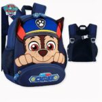 Immagine di due zaini Pat'Patrouille, quello a sinistra è blu scuro con il volto del personaggio Chase, il cane poliziotto, che ha un berretto blu della polizia come accessorio. A destra, l'immagine del retro dello zaino.