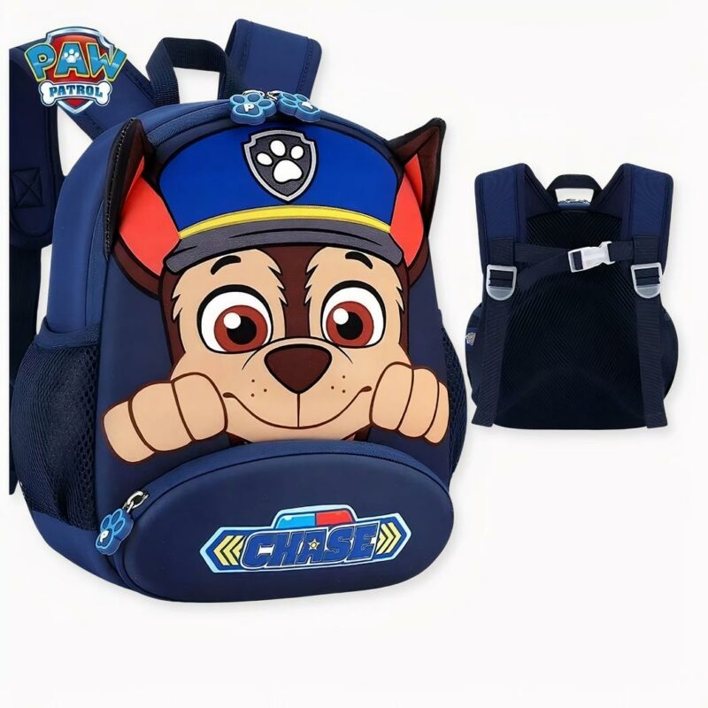 Immagine di due zaini Pat'Patrouille, quello a sinistra è blu scuro con il volto del personaggio Chase, il cane poliziotto, che ha un berretto blu della polizia come accessorio. A destra, l'immagine del retro dello zaino.