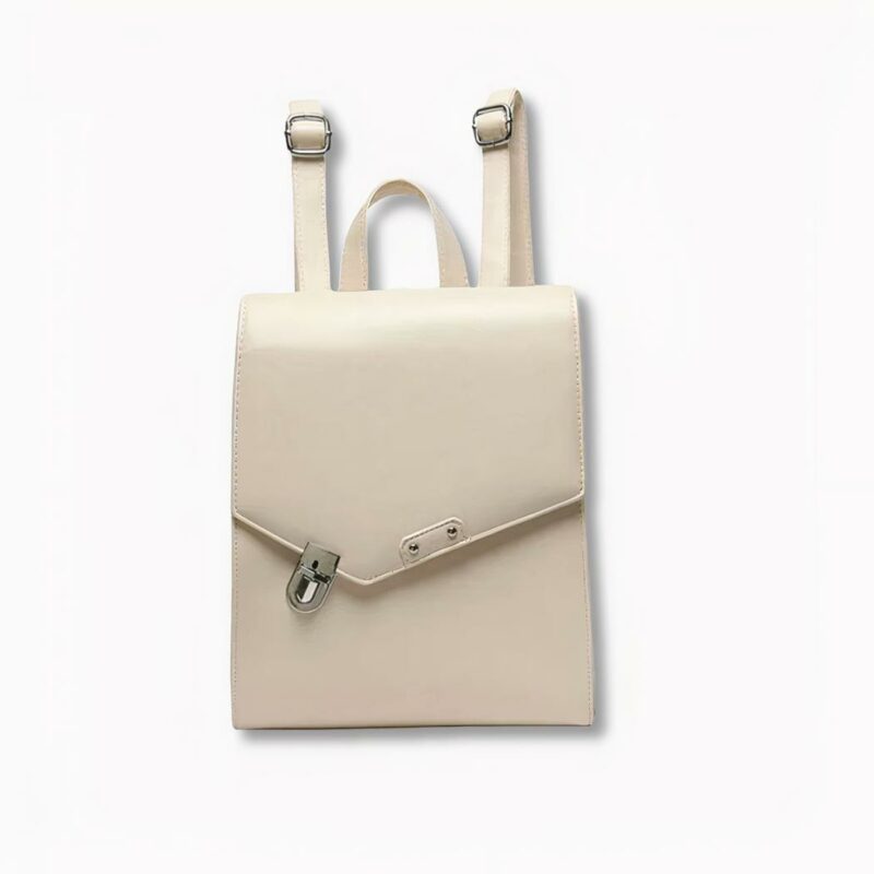 Zaino a cartella bianco in stile busta per donna, su sfondo grigio chiaro