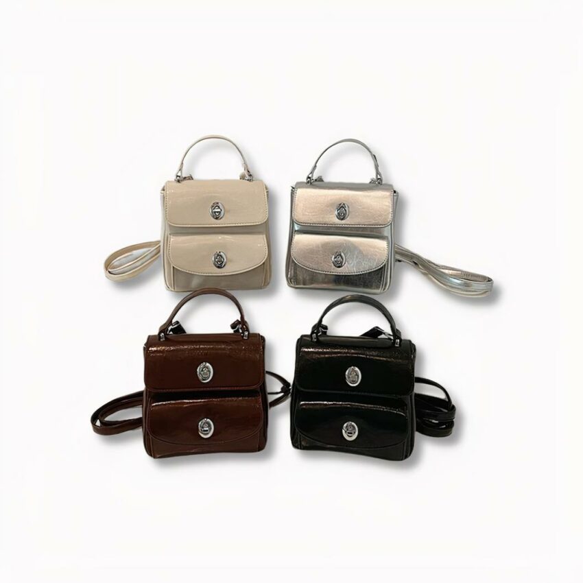 4 piccoli zaini da donna. Beige, grigio, marrone e nero, su sfondo grigio chiaro