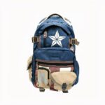 Zaino in nylon blu e beige con stella dei Vendicatori sul davanti e piccole tasche, sfondo bianco
