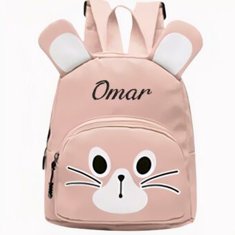Zaino per bambini rosa con orecchie da coniglio, personalizzato con il nome di Omar, su sfondo grigio chiaro