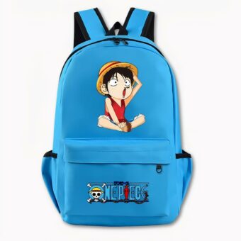 Foto di uno zaino di One Piece di colore azzurro. Lo zaino presenta un disegno sul davanti della versione manga del personaggio Luffy, che è seduto con una maglietta rossa, tiene il cappello nella mano sinistra e spalanca la bocca. La tasca anteriore presenta il logo di One Piece con un motivo di teschio e ossa incrociate e una scritta blu. La borsa è dotata anche di tasche laterali. Lo sfondo dell'immagine è grigio chiaro.