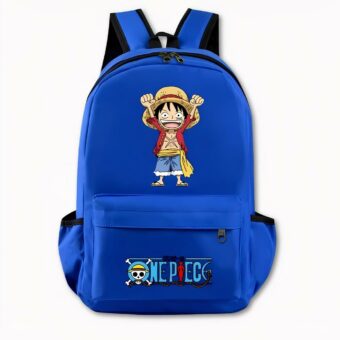 Foto di uno zaino di One Piece blu scuro. Lo zaino presenta un disegno sul davanti della versione manga di Luffy, che è in piedi con una maglietta rossa e pantaloncini di jeans. Tiene entrambe le mani in alto e il suo volto sembra felice. La tasca anteriore presenta il logo di One Piece con un motivo di teschio e ossa incrociate e una scritta blu. La borsa ha anche delle tasche laterali. Lo sfondo dell'immagine è grigio chiaro.