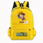 Foto di uno zaino giallo di One Piece. Lo zaino presenta un disegno sul davanti della versione manga di Luffy con un cappello in testa, in piedi con una maglietta rossa e pantaloncini di jeans. Sta facendo surf su una tavola di cartone sopra le nuvole, tenendo un righello nella mano destra. La tasca anteriore presenta il logo di One Piece con un motivo di teschio e ossa incrociate e una scritta blu. La borsa è dotata anche di tasche laterali. Lo sfondo dell'immagine è grigio chiaro.
