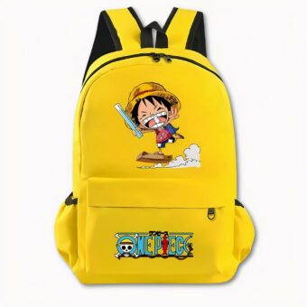Foto di uno zaino giallo di One Piece. Lo zaino presenta un disegno sul davanti della versione manga di Luffy con un cappello in testa, in piedi con una maglietta rossa e pantaloncini di jeans. Sta facendo surf su una tavola di cartone sopra le nuvole, tenendo un righello nella mano destra. La tasca anteriore presenta il logo di One Piece con un motivo di teschio e ossa incrociate e una scritta blu. La borsa è dotata anche di tasche laterali. Lo sfondo dell'immagine è grigio chiaro.