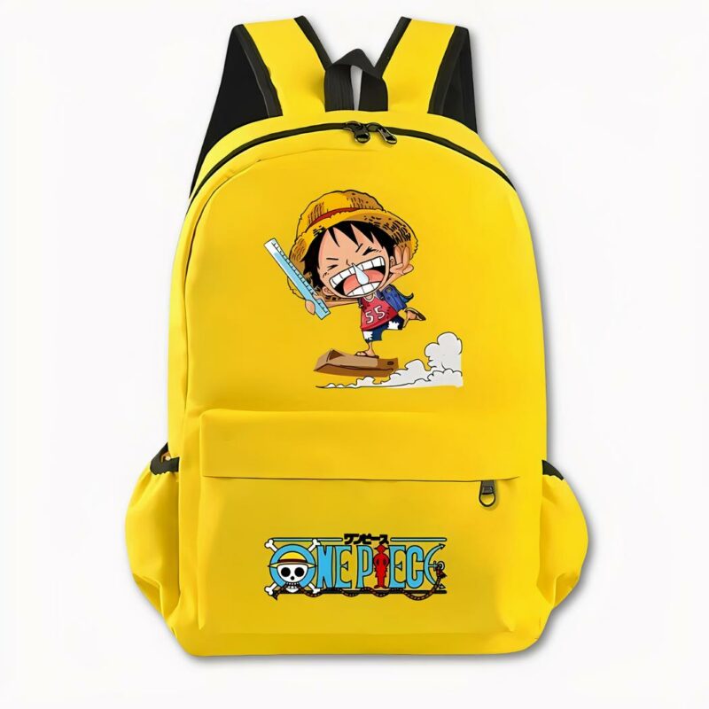 Foto di uno zaino giallo di One Piece. Lo zaino presenta un disegno sul davanti della versione manga di Luffy con un cappello in testa, in piedi con una maglietta rossa e pantaloncini di jeans. Sta facendo surf su una tavola di cartone sopra le nuvole, tenendo un righello nella mano destra. La tasca anteriore presenta il logo di One Piece con un motivo di teschio e ossa incrociate e una scritta blu. La borsa è dotata anche di tasche laterali. Lo sfondo dell'immagine è grigio chiaro.