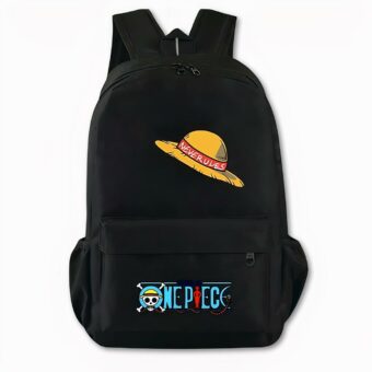 Foto di uno zaino nero, con un cappello di paglia circondato da un nastro rosso sul davanti. La tasca anteriore presenta il logo di One Piece in blu con un teschio e ossa incrociate sulla sinistra. Lo zaino ha anche due tasche laterali. Lo sfondo dell'immagine è grigio chiaro.