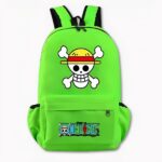 Foto di uno zaino verde. Sulla parte anteriore della borsa, c'è un motivo di teschio e ossa incrociate bianche con un cappello di paglia e una fascia rossa intorno. Sulla tasca anteriore, il logo di One Piece è scritto con un teschio e ossa incrociate nude a sinistra, la scritta è blu. Ci sono anche due tasche laterali. Lo sfondo dell'immagine è grigio chiaro.