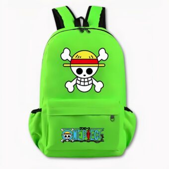 Foto di uno zaino verde. Sulla parte anteriore della borsa, c'è un motivo di teschio e ossa incrociate bianche con un cappello di paglia e una fascia rossa intorno. Sulla tasca anteriore, il logo di One Piece è scritto con un teschio e ossa incrociate nude a sinistra, la scritta è blu. Ci sono anche due tasche laterali. Lo sfondo dell'immagine è grigio chiaro.
