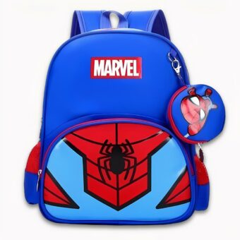 Foto di uno zaino Spiderman blu scuro, blu chiaro e rosso. Sulla cerniera c'è una piccola borsetta rotonda con il personaggio di Spidey. La parte anteriore della borsa presenta il logo Marvel bianco e rosso. La tasca anteriore presenta un motivo di ragno nero. L'immagine di sfondo è grigio chiaro.