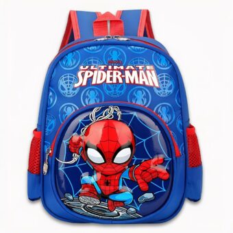 Foto di uno zaino blu e rosso. Sulla parte anteriore della borsa c'è il logo dell'Uomo Ragno con le scritte Ultimate e Marvel in bianco e rosso. Sulla copertina anteriore, il personaggio Spidey si aggrappa a delle ragnatele. L'immagine di sfondo è grigio chiaro.