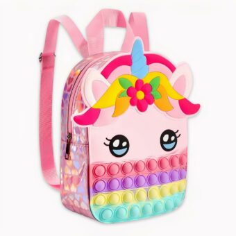 Foto di uno zaino rosa con una testa di unicorno. Il contorno della borsa è lucido e il fondo della borsa contiene colori pop it rosa, viola, giallo e blu. Al centro ci sono i suoi occhi e sopra di essi le sue orecchie con una criniera a forma di frutta e fiori, poi il suo corno che è blu. Lo sfondo è grigio chiaro.