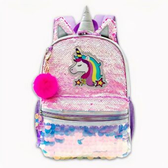 Foto di uno zaino con unicorno e portachiavi con pom-pom rosa. La parte anteriore della borsa presenta un unicorno bianco con una criniera arcobaleno. La borsa è rosa aurora con piccole paillettes nella parte superiore e grandi paillettes nella parte inferiore. C'è una tasca sul davanti e un corno e due orecchie sulla parte superiore. Lo sfondo dell'immagine è grigio chiaro.