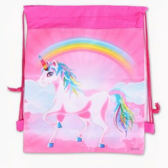 Foto di uno zaino di tela rosa. Il design raffigura un unicorno bianco con criniera e coda arcobaleno. Galoppa con nuvole bianche e un arcobaleno sopra di lui. Lo sfondo è grigio chiaro.