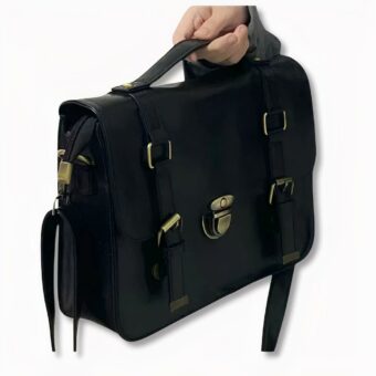 Zaino zaino da scuola nero in stile preppy giapponese, su sfondo grigio chiaro
