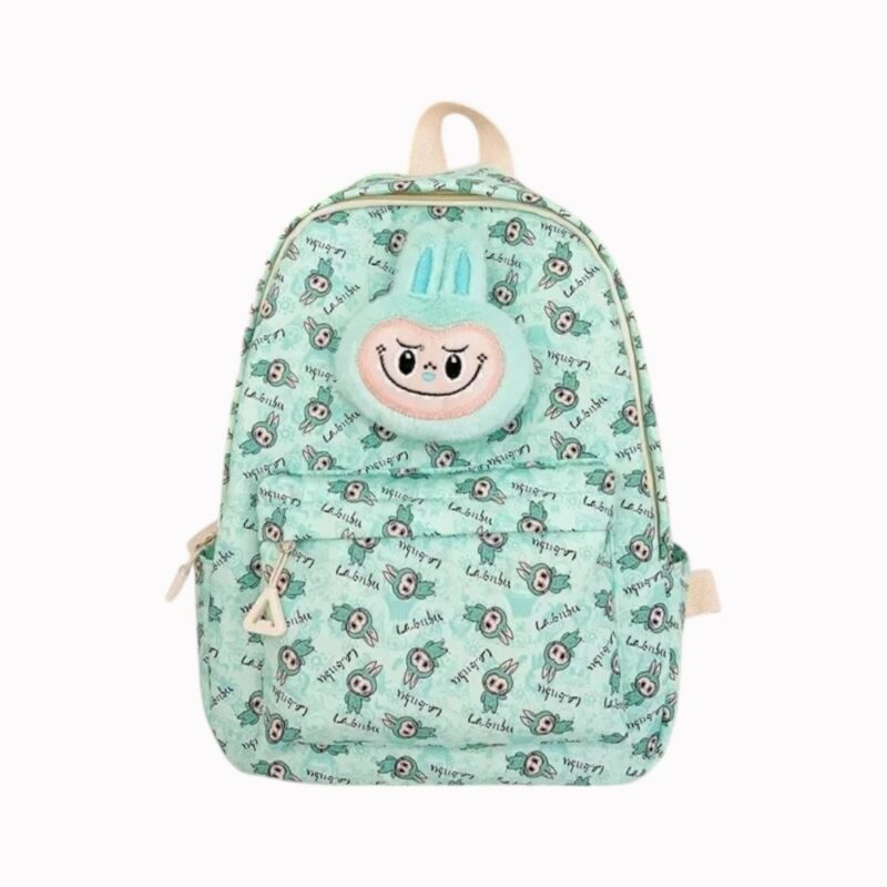 Zaino Labubu con peluche 3D. Lo zaino è verde con la testa di Labubu in peluche sulla parte superiore.
