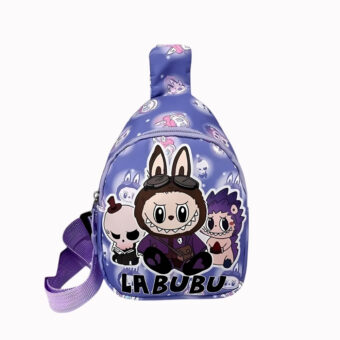 Zainetto Labubu piccolo formato con tracolla di colore viola con i personaggi Labubu sul davanti. Una sola tracolla. Su sfondo azzurro.