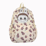 Zaino Labubu per la scuola primaria color beige con il personaggio in piccolo su tutta la superficie e il viso grande in alto stile scratch.