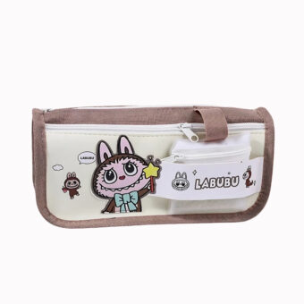Astuccio Labubu marrone e beige con un Labubu sulla sinistra e una piccola tasca a rete bianca sulla destra. Su sfondo bianco crema.