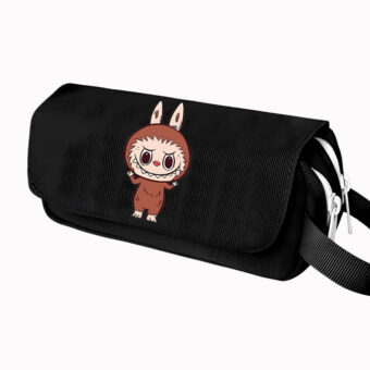 Astuccio Labubu a doppio scomparto di colore nero con un Labubu marrone sul risvolto. Due chiusure lampo e una maniglia nera a destra. Su sfondo bianco crema.