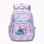 Cartable d'école Stitch pour fille de couleur violet pastel avec des fleurs. Plusieurs compartiments avec fermetures zippées. La poche de devant présente stitch et angel avec un cœur. Une poignée de transport de la même couleur. Sur fond blanc.