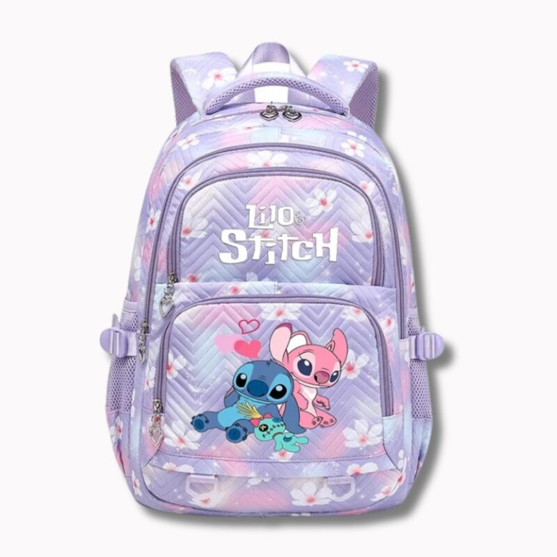 IMG_08_2024_Cartable_d_ecole_Stitch_pour_fille_3-1.jpg Cartable d'école Stitch pour fille de couleur violet pastel avec des fleurs. Plusieurs compartiments avec fermetures zippées. La poche de devant présente stitch et angel avec un cœur. Une poignée de transport de la même couleur. Sur fond blanc.