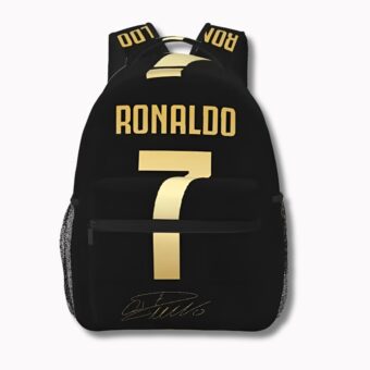 Sac à dos d'école Christiano Ronaldo noir avec Ronaldo écrit doré au-dessus du chiffre 7 doré. Sur la poche de devant, une signature en doré. Le sac à dos est sur fond blanc.