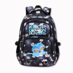 Sac à dos K-pop Demon Hunters imperméable de couleur noire avec des fleurs roses sur l'ensemble du sac. Sur la poche avant un motif du personnage du tigre farfelu, au-dessus l'inscription "K-pop Demon Hunters". Sur fond gris très clair.