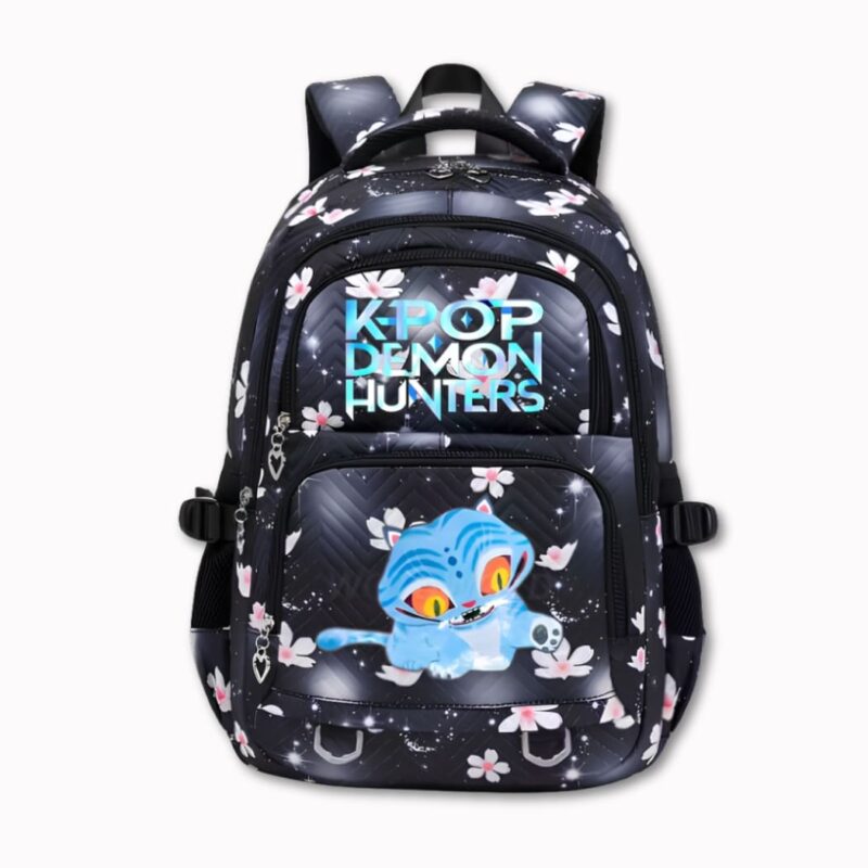 IMG_09_2025_sac_a_dos_Kpop_Demon_Hunters_impermeable_2.jpg Sac à dos K-pop Demon Hunters imperméable de couleur noire avec des fleurs roses sur l'ensemble du sac. Sur la poche avant un motif du personnage du tigre farfelu, au-dessus l'inscription "K-pop Demon Hunters". Sur fond gris très clair.