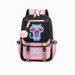 Sac à dos K-pop Demon Hunters spacieux et ergonomique de couleurs noire et rose avec un pompon rond rose accroché sur une des fermeture zip. Deux sangles avec clips sur le devant. Un motif du tigre farfelu sur le devant du sac. Sur fond gris très clair.