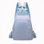 Besoin d’un sac compact et léger pour vos déplacements quotidiens ? Craquez pour ce sac à dos femme de petit format. Un sac facile à porter grâce à ses longues bretelles, mais qui vous donnera aussi du style grâce à son design soigné et élégant. Il peut faire aussi office de cartable pour votre fille.
