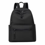 Sac à dos de voyage imperméable femme noir, sur fond blanc cassé