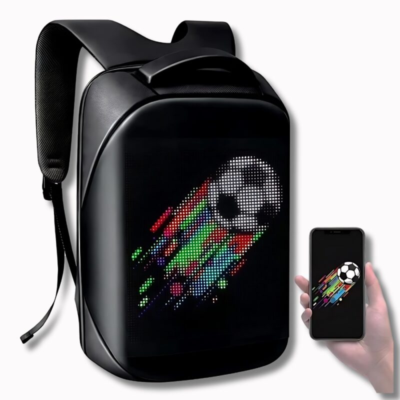 Sac à dos avec écran LED programmable, noir de forme rectangulaire avec bretelles rembourrées. Sur l'écran, un ballon de foot avec des traits de couleurs bleus, verts et rouges. A droite du sac, une main tenant un téléphone portable montrant le même motif que sur le sac à dos.
