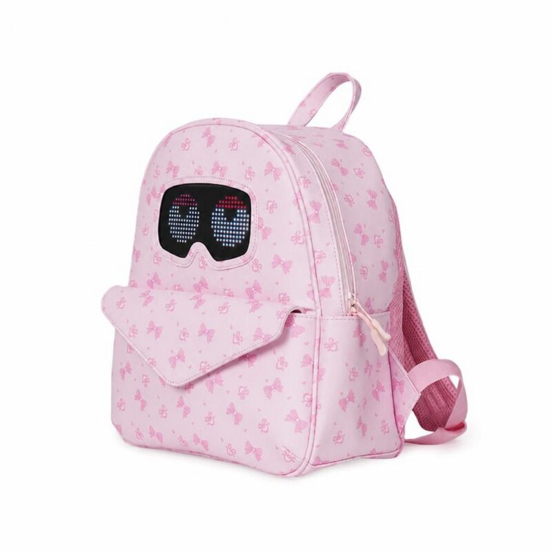 IMG_06_03_sac_dos_led_enfant_rose_yeux_animes_1 Un sac à dos LED enfant rose avec des yeux animés, en forme de petit sac rose à motifs de papillons, avec un affichage lumineux devant et des bretelles pour le dos.