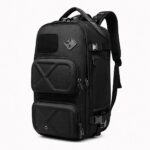 Adoptez ce sac à dos voyage homme style tactique urbain en nylon renforcé, pensé pour vos déplacements quotidiens. Disponible en trois coloris sobres, il combine un compartiment ordinateur dédié, des poches multiples et une bandoulière arquée pour un maintien stable, même bien rempli, et vous accompagne avec assurance.