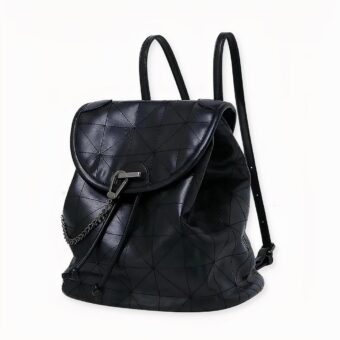 Uno zaino nero in similpelle morbida da donna, con spallacci, patta con chiusura e catena decorativa, presentato su uno sfondo bianco.