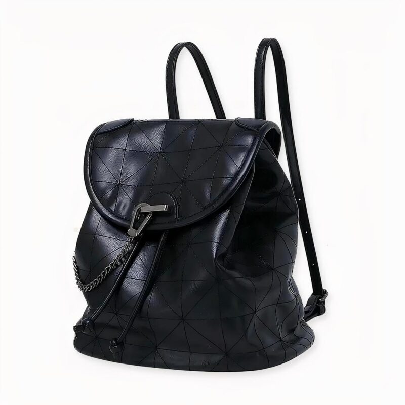 Uno zaino nero in similpelle morbida da donna, con spallacci, patta con chiusura e catena decorativa, presentato su uno sfondo bianco.