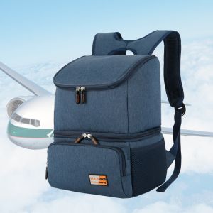 Zaino a due scomparti di colore blu con sfondo cielo blu e un aereo dietro la borsa
