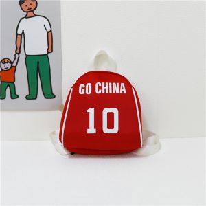 Zaino piccolo con disegno di giocatore di calcio e scritta go china su una borsa rossa