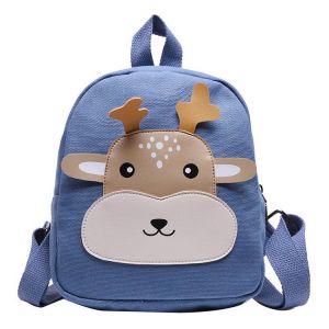 Zaino scolastico con piccolo cervo blu per bambini con sfondo bianco